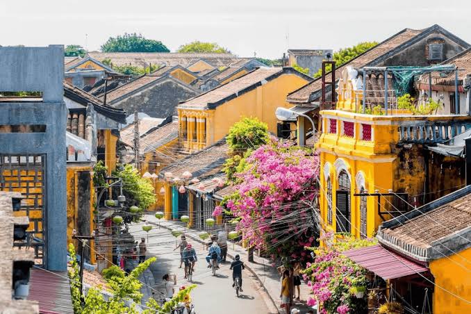 HÀNH TRÌNH DI SẢN MIỀN TRUNG ĐẲNG CẤP 5N4Đ: Khám Phá Phố Biển Đà Nẵng, Hoài Niệm Phố Cổ Hội An & Trải Nghiệm Chiều Sâu Cố Đô Huế